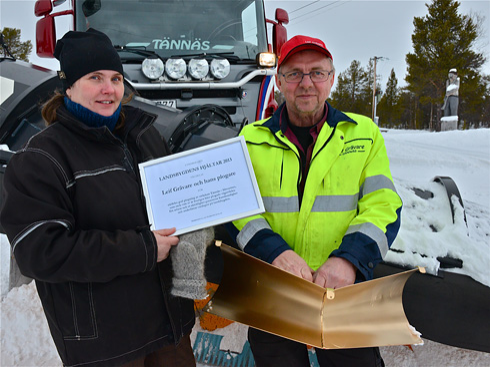 Lotta Larsson lämnar över Ränningsvallens byalags utmärkelse Landsbygdens hjältar till Leif Olsson som ansvarar för plogningen av fjällvägen mellan Tännäs och Sörvattnet.Fotograf: Åsa Evertsdotter