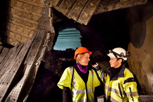 Ulla Hamilton och Helena Söderberg, projektchef på NL31 Zublin-Pihl och entreprenören som sköt salvan, diskuterar genomslaget.Fotograf: Mikael Ullén