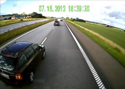 Här påbörjar den 50-årige mannen från Klippan i Skåne sin "trafiklektion". Helt omedveten om att lastbilen är utrustad med videokamera, bör tilläggas.Fotograf: Thonni Nordqvist