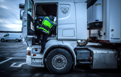 Vid en lastsäkringskontroll i Stillerydshamnen igår kväll blåste två chaufförer positivt. Fotot är taget vid ett annat tillfälle.Fotograf: Valdemar Lindekrantz / Kustbevakningen