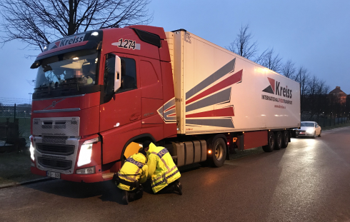 Proffs är på plats när trafikpoliserna Peter Ban och Richard Karlsson klampar ekipaget på lördagskvällen.Fotograf: Göran Rosengren