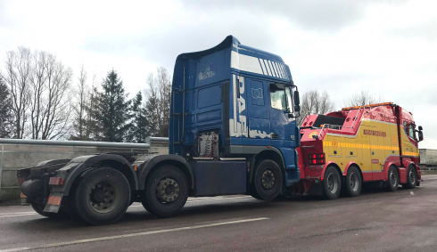 Den livsfarliga lastbilen fick körförbud och fick bärgas från platsen dit polisen körde den.Fotograf: Dennis Nilsson