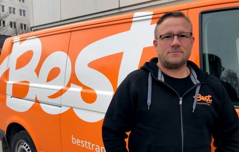 Dennis Ericsson är instruktör på Best Academy och anser att trygghet och kunskap är grundstenar för att kunna göra ett bra jobb.Fotograf: Best Transport