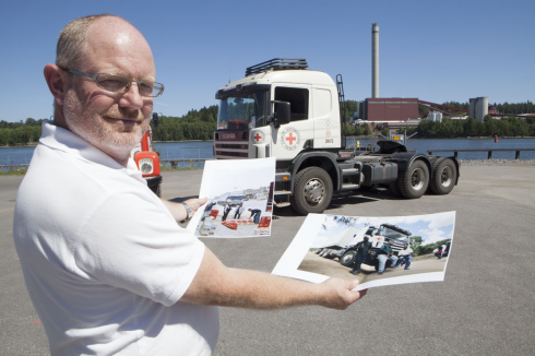 Robert Bengtsson vid tillfället då dragbilen kom till Sverige efter flera år i Röda Korsets tjänst.Fotograf: Scania