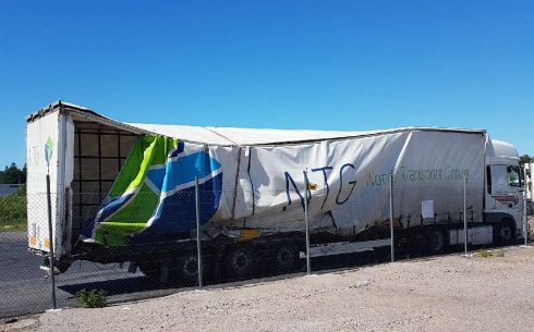 Dagen efter fotograferar chauffören Einar Iljan ekipaget på Nordic Truckcenter i Markaryd, innan han tar kontakt med Proffs.Fotograf: Einar Iljan