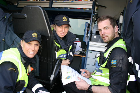 Inspektör Jonna Ström till vänster, uppsyningsman Martina Utbult och inspektör Arvid Tedvik på Kustbevakningen, har fullt upp när vi kommer till hamnen.Fotograf: Heidi Bodensjö