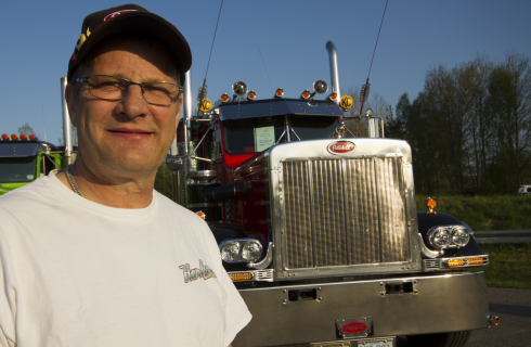 Lars Johansson från Östhammar berättar i tv-intervjun om sin Peterbilt, varför det blev just en sådan lastbil.