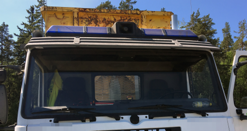 Blåljusanordning på en vanlig lastbil gillas inte av lagen, något som åtminstone produktionsledaren på ett renhållningsföretag i Västerås nu har blivit varse.Fotograf: Trafikpolisen i Västerås