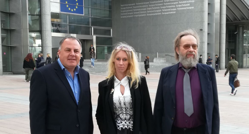Utanför EU-parlamentet i Bryssel efter ett lyckat möte, står från vänster Srdjan Sergio Grujic, Nette Schölin och Nisse Petersson.Fotograf: Michele Labriola