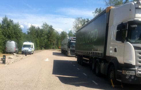 Speditören vars namn syns på kapellet, är inte inblandad i den aktuella transporten och därmed ej heller misstänkt för något brott.