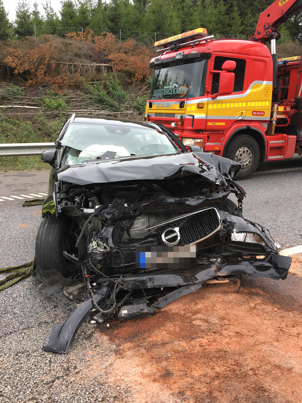 Personbilen blev kraftigt demolerad och räddningstjänsten fick klippa upp taket för att få ut föraren.