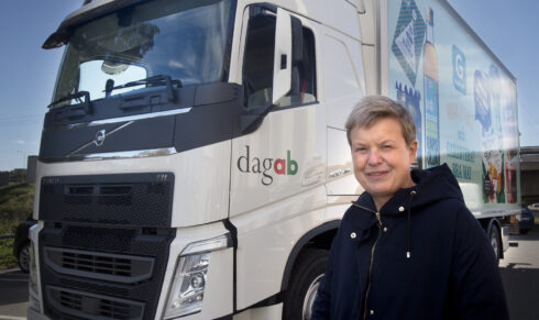 Axfood, med hållbarhetschefen Åsa Domeij i spetsen, blir det första livsmedelsföretaget som sätter Volvos fossilfria lastbilar i trafik.