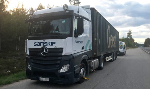 Gång på gång fastnar Samskips transporter i trafikpolisens kontroller. Många gånger har det slutat med misstankar om otillåtet cabotage. I tisdags var det dags igen. Foto: Roger Ogemar.