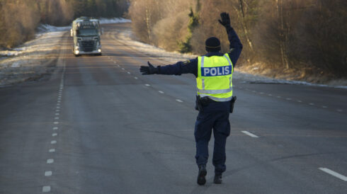 Ointressant polis. Åkaren i Sverige menar att polisledningen saknar allt intresse för i synnerhet kontroller av den yrkesmässiga trafiken. Varken fordon eller person på fotot har med artikeln att göra. Foto: Göran Rosengren/arkiv