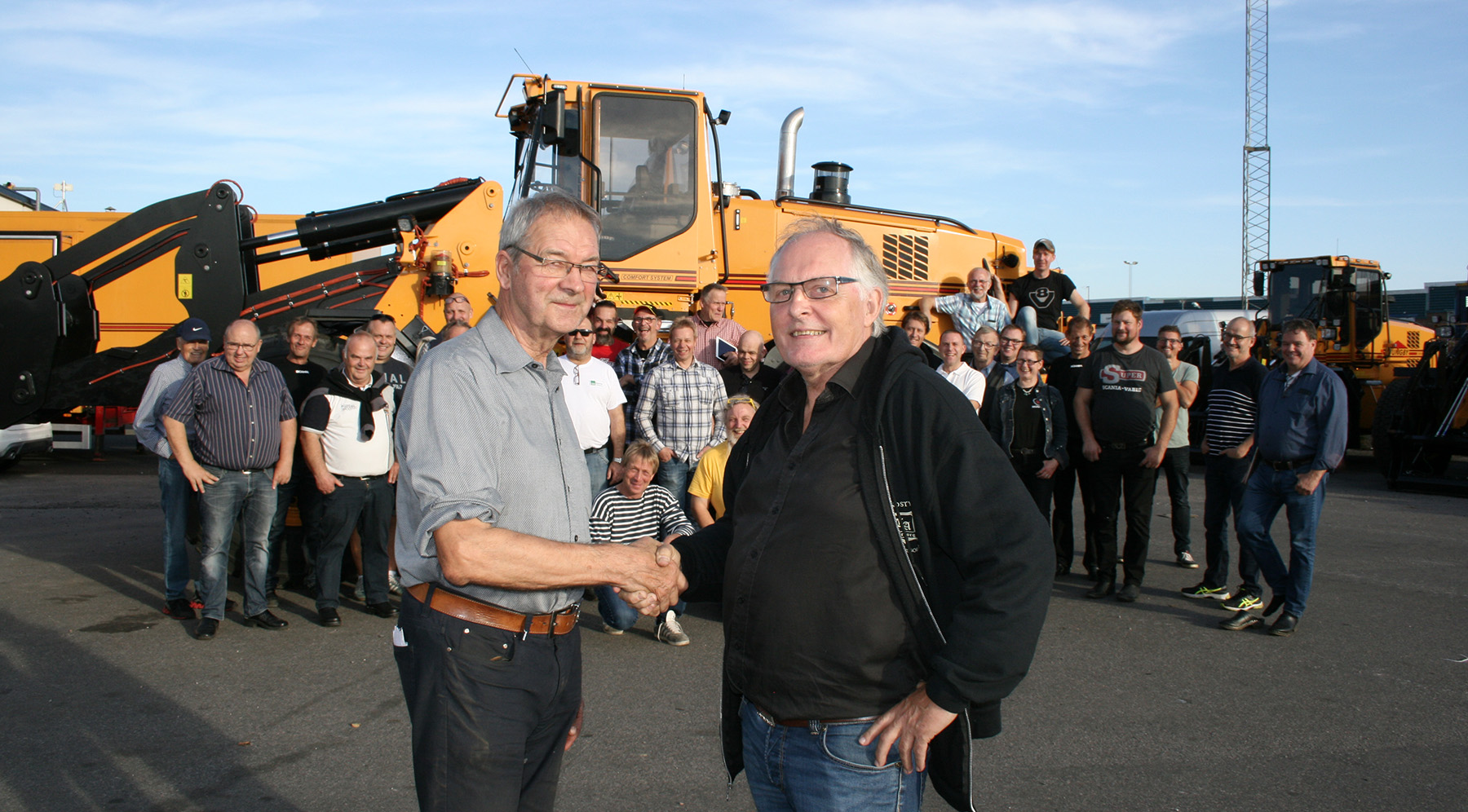 Roland Berg till höger, tackar Ljungbymaskins grundare Rune Andersson för en underhållande rundvandring med fartfyllda sidoaktiviteter.
