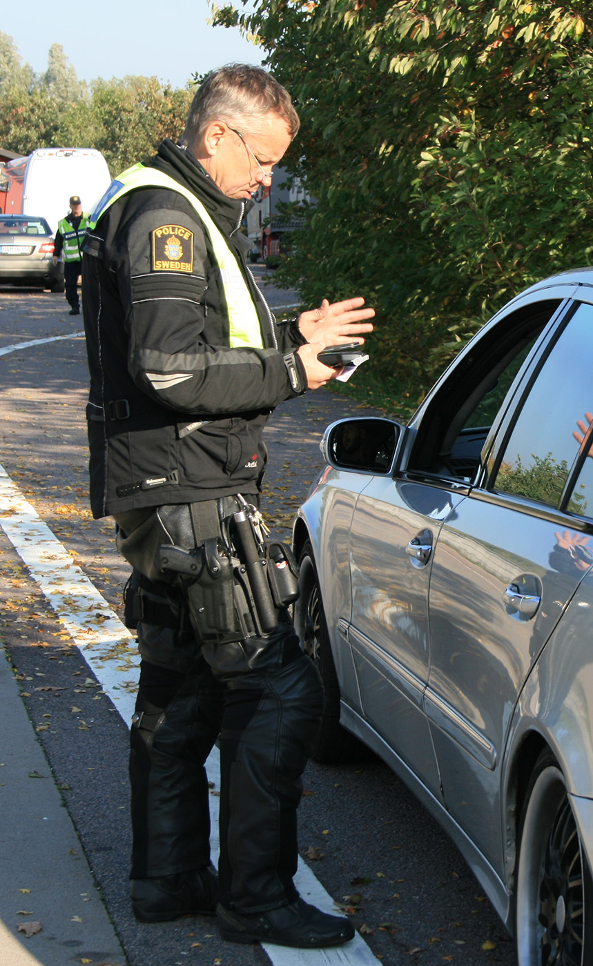 Trafikpolis Christer ”Fiskarn” Hansson förklarar det olämpliga i att i 138 km/h framföra ett oskattat fordon med användningsförbud.