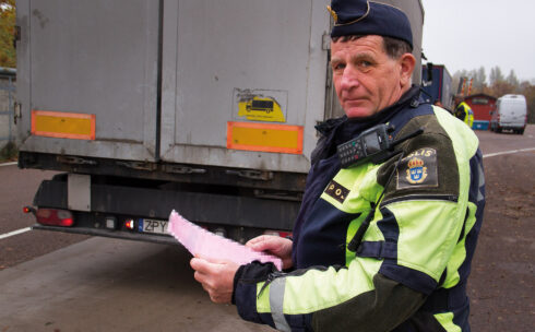 Trafikpolis Sören Johansson menar i tidningsartikeln att förare från tredjeland ofta saknar kunskap om både kör- och vilotider och om kraven på lastsäkring. Detta trots att förartillståndet ska vara ett intyg som garanterar att föraren har rätt kompetens.