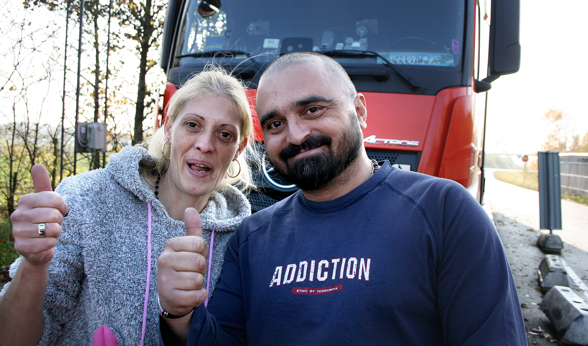 Elena och Gigel från Rumänien gjorde tummen upp efter godkänd kontroll innan de körde vidare. De är gifta med varandra och kör båda ekipaget tillhörande Vos Logistics.