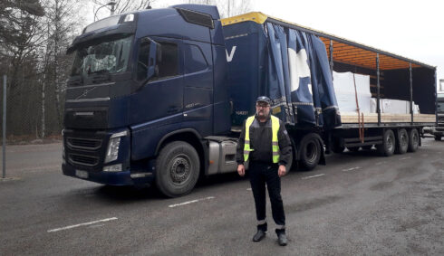 Kennet Nordkvist kommer aldrig igen att köra utan alla dokument på plats. Här står han framför lastbilen som tillhör hans nye arbetsgivare, där det är ordning och reda.