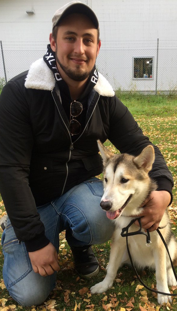 Robin Strömsund med hunden Iza (som inte var med i lastbilen vid tillfället). Foto: Emelie Forsberg