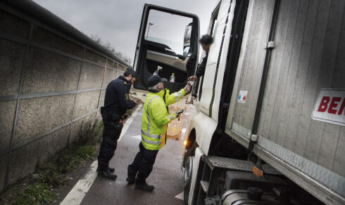 Trafikpolis Peter Ban assisterar bilinspektör Lars-Olof Tuvesson vid Helsingborgspolisen under en kör- och vilotidskontroll där Proffs fick möjlighet att se hur det nya analysverktyget fungerar. Foto: Göran Rosengren