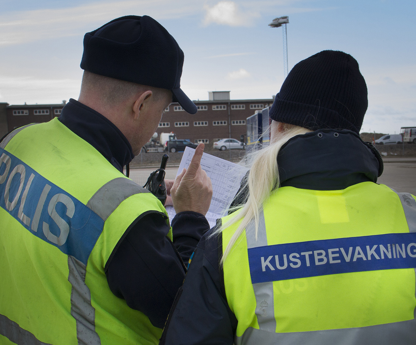 Trafikpolisen och Kustbevakningen har ett fint samarbete där de gärna konsulterar varandra under de kontroller där de båda myndigheterna samverkar. Foto: Göran Rosengren