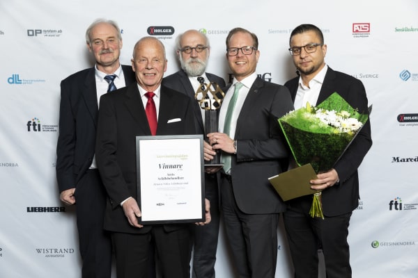 Hans Zackrisson, Renova, Lars Thulin och Peter Årnes, Göteborgs Stad, Jonas Odermalm, Volvo Lastvagnar och Haxhi Morina, Renova tog emot priset på årets återvinningsgala.