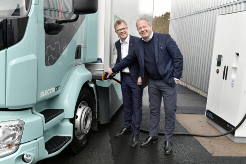 Volvo Lastvagnars vd Roger Alm och Volvos koncernchef Martin Lundstedt ”provtankar” TGM:s helelektriska Volvolastbil. Foto: Tommy Holl