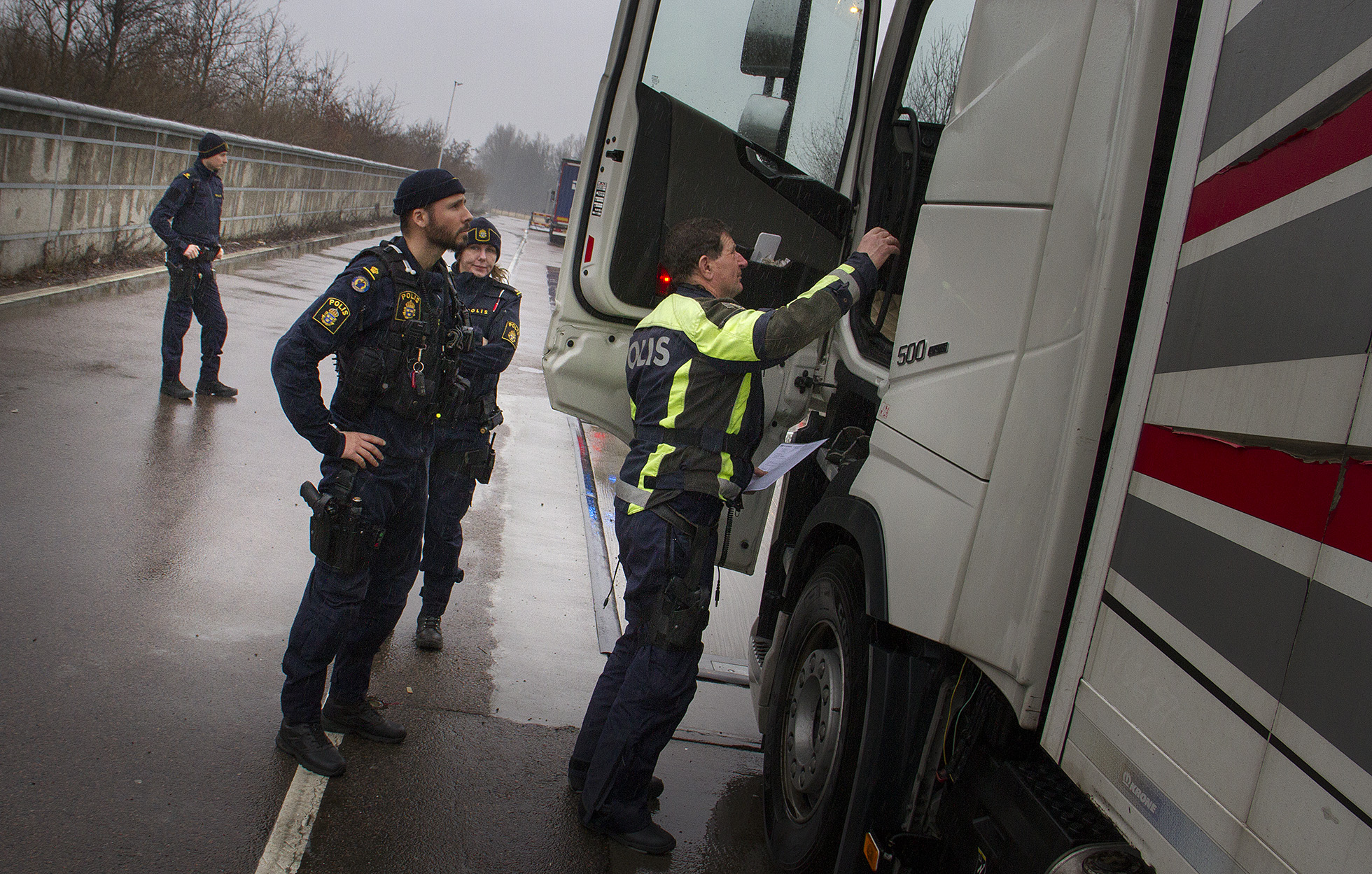 Fredrik, Bojan och Viveca från gränspolisen cirkulerade med egna civila polisbilar på E6 där de valde ut fordon och förare som de ville ta sig en närmare titt på. Men de passade även på att kontrollera förare och passagerare i de lastbilar som bland andra trafikpolis Sören Johansson vinkade in. 