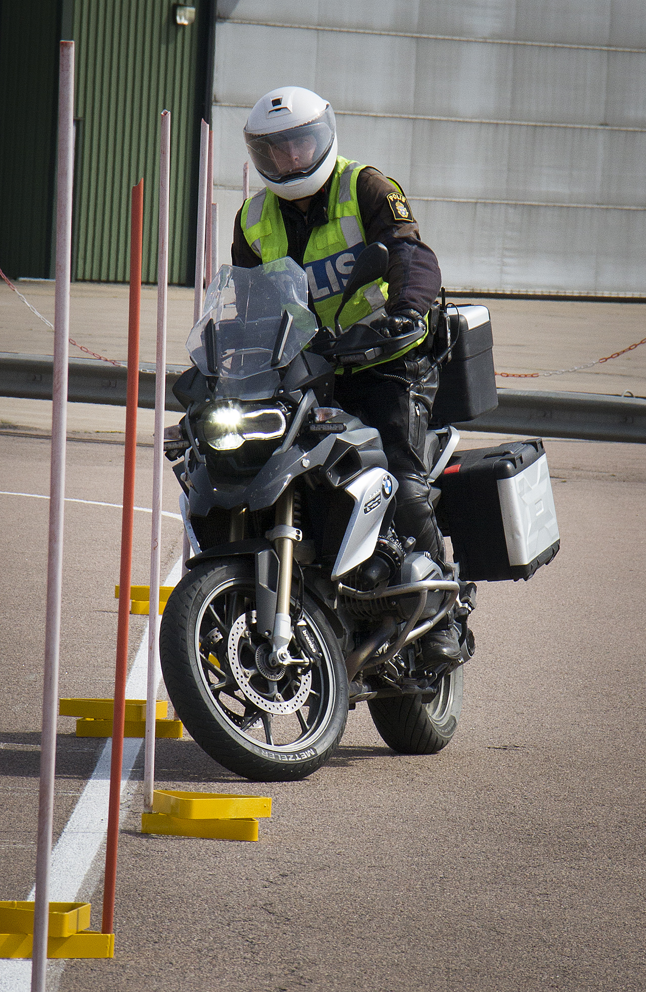 Ibland går det undan, ibland går det långsamt. Joel Almertz måste hålla tungan rätt i mun för att klara av slalombanan (vilket han gjorde mer än en gång).