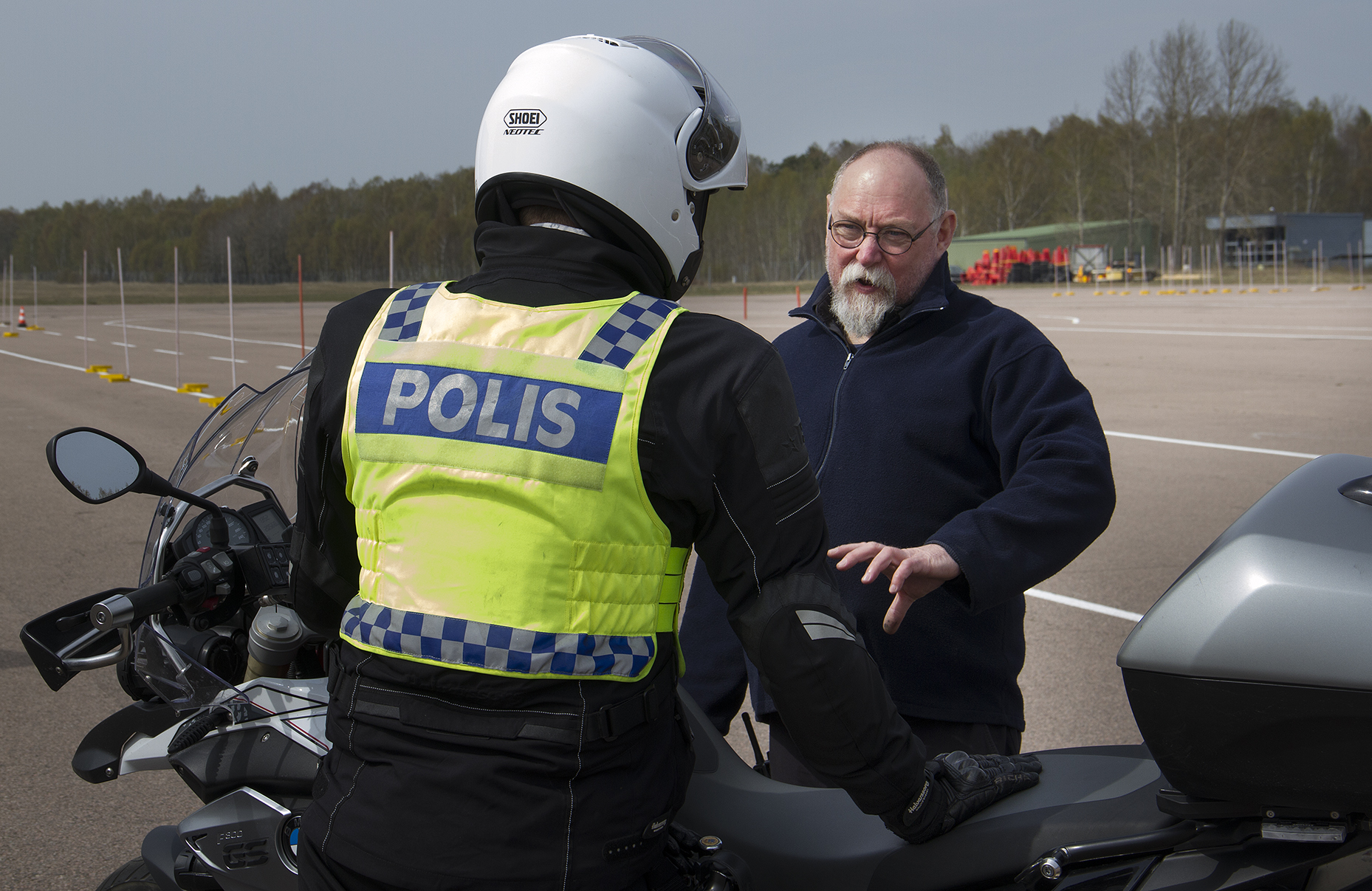 Peter Andreasson som i vanliga fall jobbar i Polisens fordonsverkstad i Malmö, är med ute på fältet under kursdagarna för att se till så att hojarna fungerar som de ska.