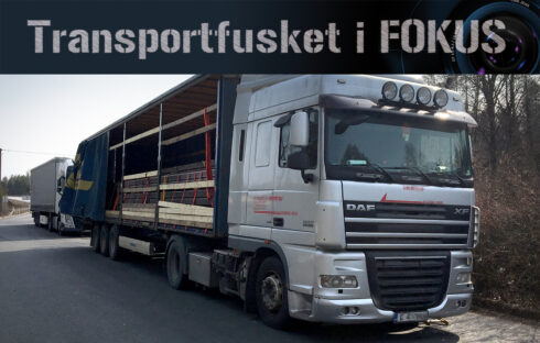 Chauffören fick tid på sig att förbättra lastsäkringen under tiden ekipaget stod klampat. Foto: Alexander Calmerfalk
