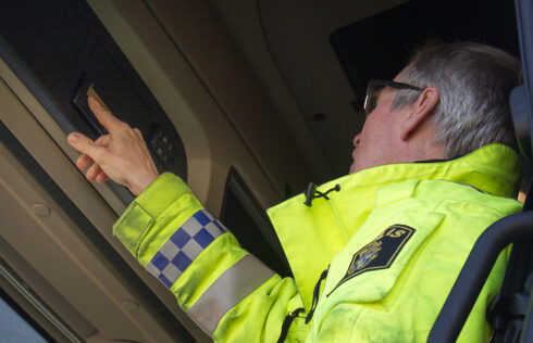 Lars-Göran Samuelsson, trafikpolis i Helsingborg, gör en kör- och vilotidskontroll under förra veckans riktade kontrollinsats. Foto: Göran Rosengren