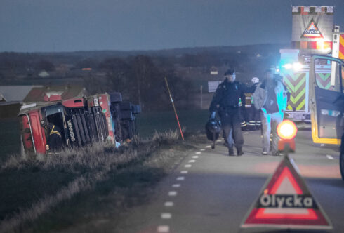 Här förs föraren av det polska ekipaget bort av polisen efter att ha blåst positivt i sållningsinstrumentet. Foto: Martin Eriksson / Topnews.se