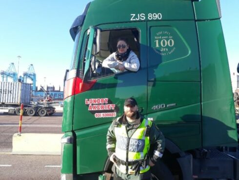 En säkerhets- och gatepersonal välkomnar en viktig kund – lastbilschauffören, skriver APM Terminals som bildtext i sitt pressmedelande. Foto: APM Terminals Gothenburg