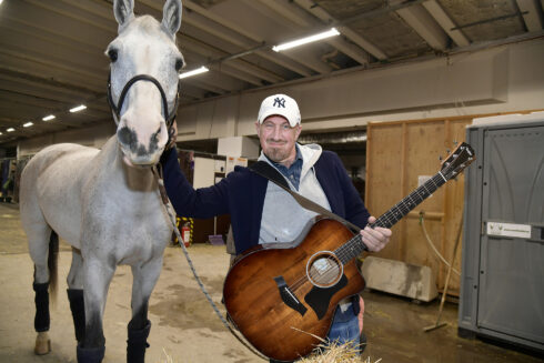 Countryartisten och lastbilschauffören Martin Nilsson släpper idag ett nytt album. Det femte i ordningen. Foto: Tommy Holl