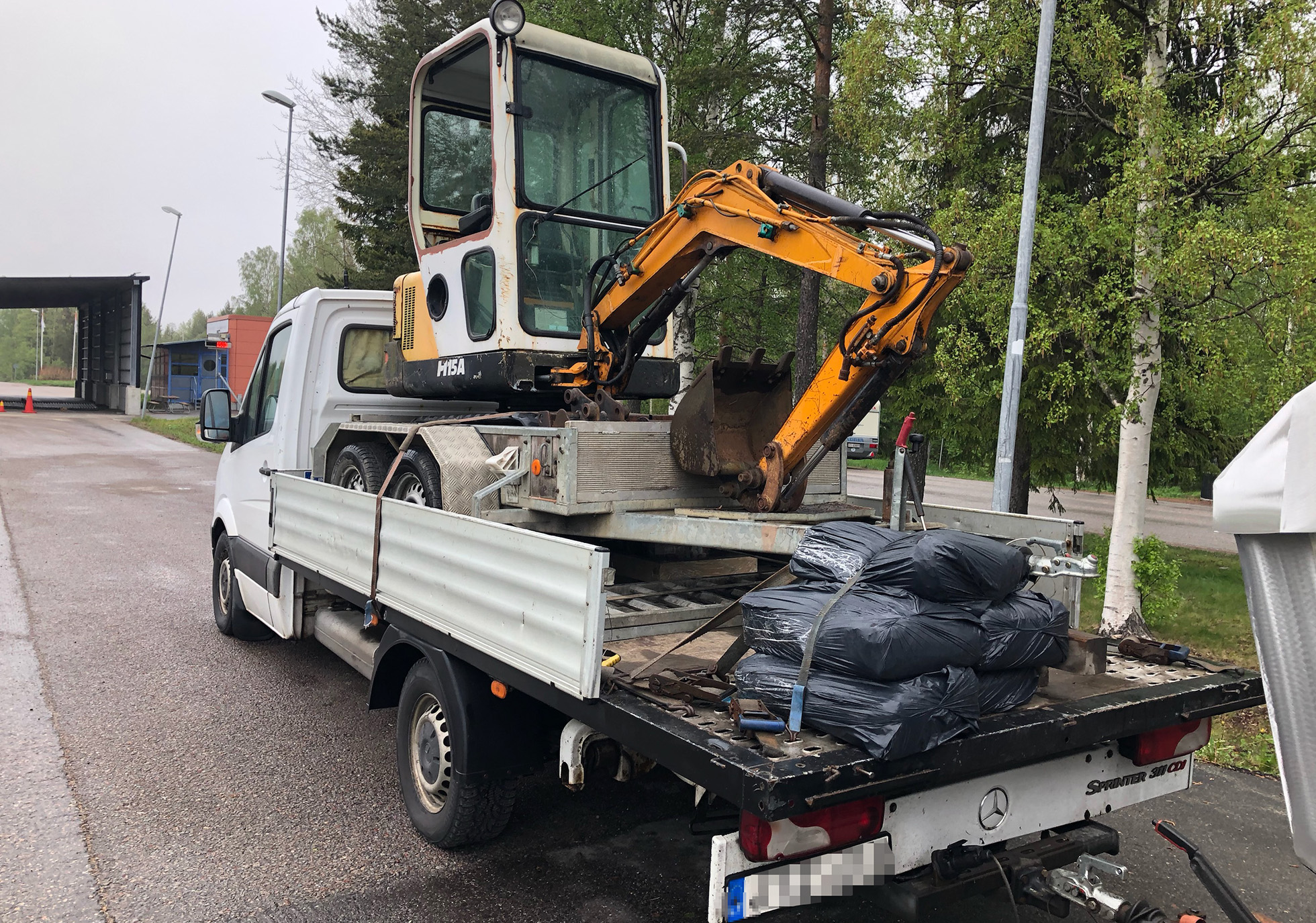 På tok för tung last och ingen färdskrivare. Chauffören fick böter och polisen tog dessutom hand om hans körkort.