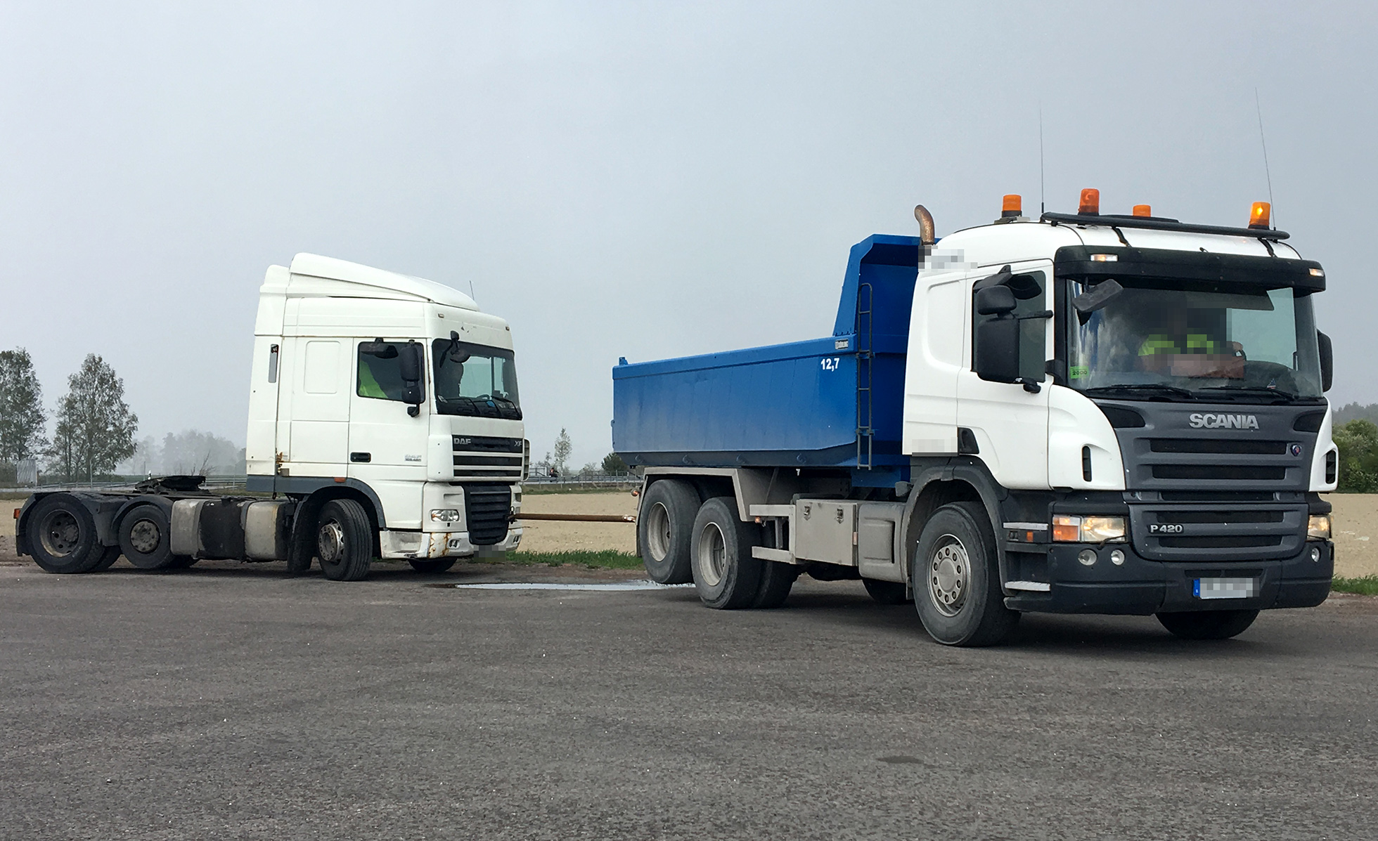 En svenskregistrerad grusbil fick i uppdrag att hämta Sulogistiks dragare. Enligt uppgift går resan till El & Diesel i Eskilstuna. Foto: Alexander Calmerfalk