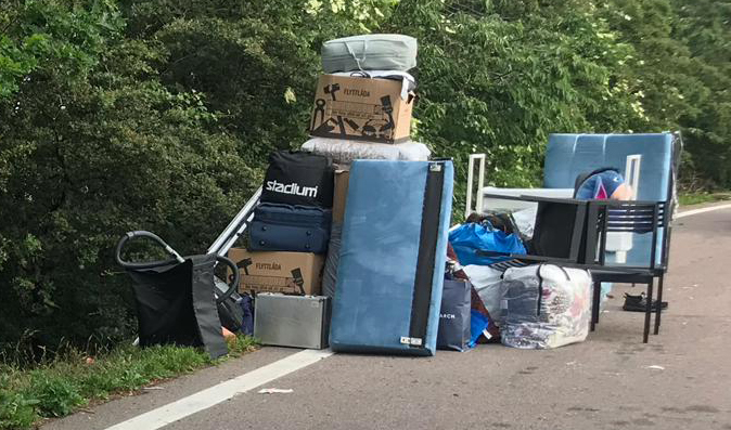 Bohaget fick förvisso plats i den lilla hyrlastbilen. Däremot hade föraren inte så bra koll på vad fordonet fick lov att väga, vilket slutade med att en stor mängd flyttgods fick lastas av på kontrollplatsen. 