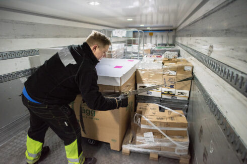Niclas Andersson lastsäkrar godset innan avfärd mot dagens leveranser. Foto: Alfred Runow