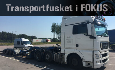 Biltransportekipaget som kom för att hämta dragbilen försvann snabbt när bilinspektören ville undersöka det. Foto: Roger Ogemar