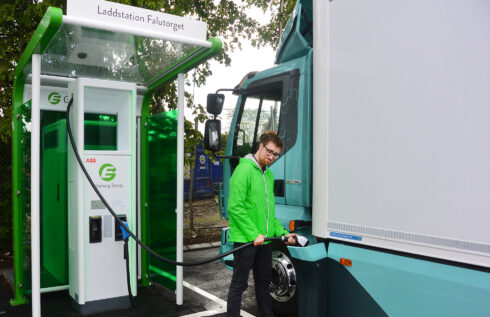 Alexander Brenner från Göteborgs Energi demonstrerar den nya snabbladdningsstationen. Foto: S-E Lindstrand