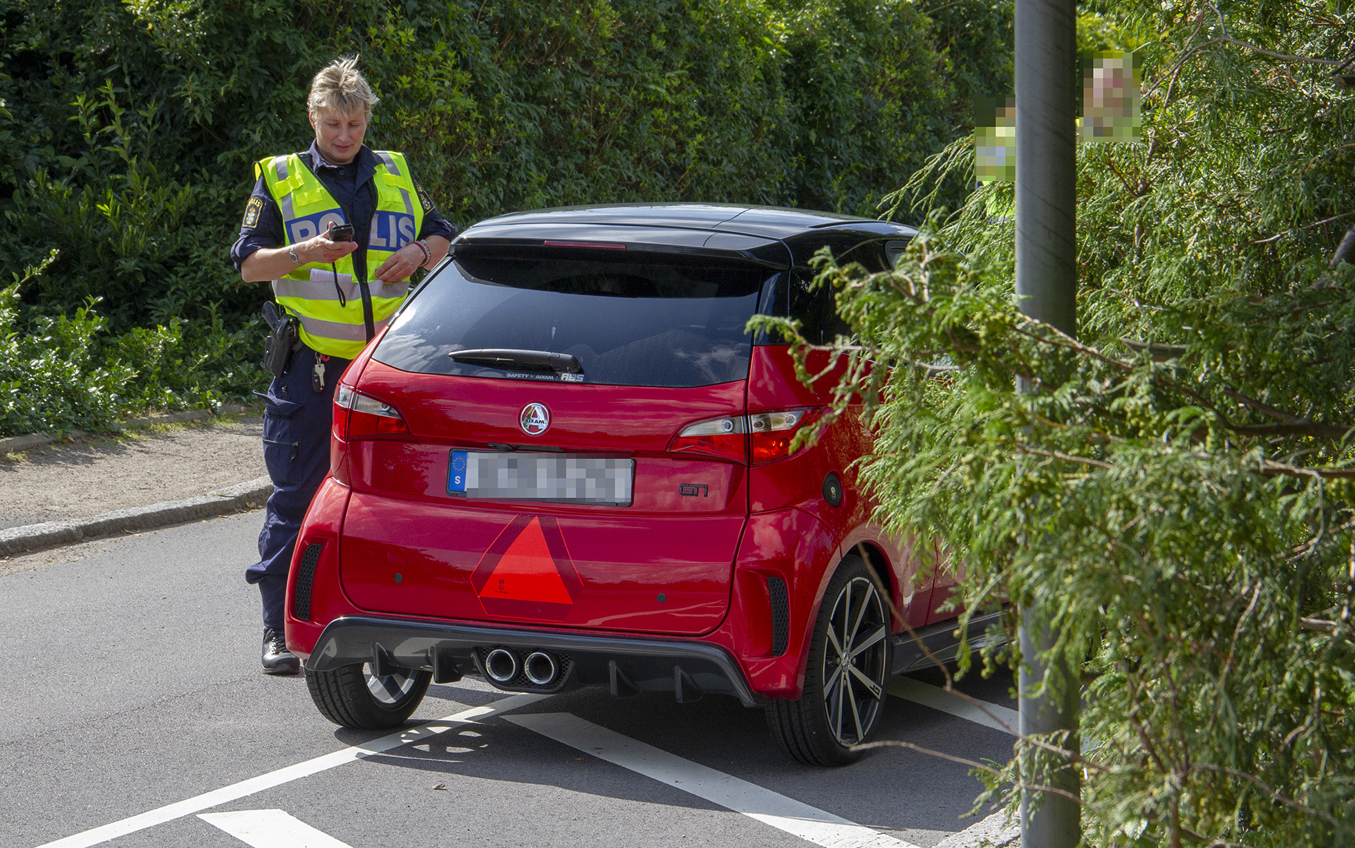 Trafikpolis Anna Byttner Forssell i färd med att kontrollera nykterheten och att utfärda böter till en yngre förare som körde för fort. ”Föraren fick en ny erfarenhet som jag hoppas leder till att vederbörande inte upprepar sitt misstag