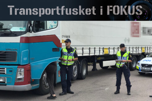 Farid Umeflod och hans kollega Anna Byttner Forssell kontrollerar den transportör som under onsdagen misstänktes för att ha kört otillåtet cabotage. Foto: Göran Rosengren