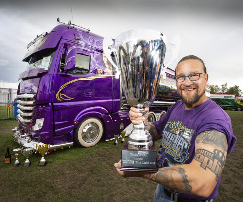 Finländaren Mika Auvinen är regerande mästare i Nordic Trophy med det här iögonfallande ekipaget med mycket bling bling, ”Lowrider”. Dragbilen är en Mercedes Actros. Foto: Joachim Cruus.