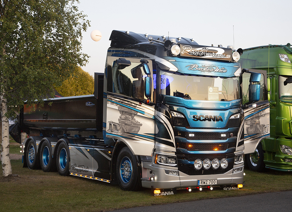 Renax Stängsel från Söderköping deltar i år med denna snygga Scania, ”Barbed Wire” (tagg-tråd). Foto: Joachim Cruus.