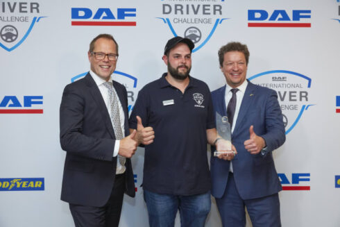 Peter Jacobs (i mitten), har utsetts till DAF Driver Challenge Champion i helgen.