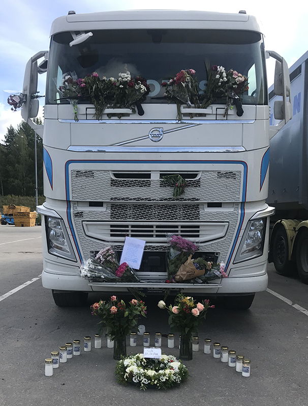 Den lastbil som Mia körde smyckades med blommor och ljus tändes av kollegor och vänner efter beskedet om hennes bortgång. Foto: Sandra Torstensson