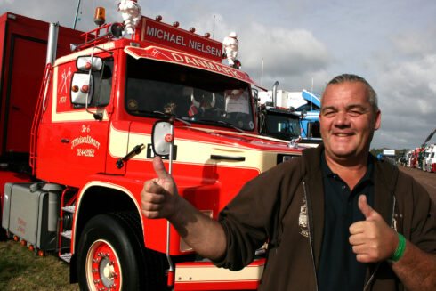 Michael Nielsen gör tummen upp för Skåne Truck Show som han bevistar för första gången med sin Scania 141 av årsmodell 1978. Varför han har en Scania? Det kan ni läsa i den redaktionella Proffs.