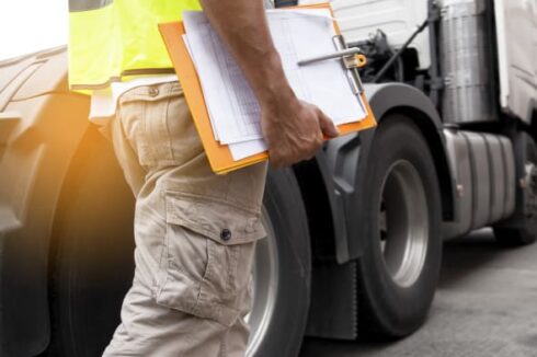 Skolverket noterar brister i  den kommunala vuxenutbildningen till lastbilsförare. Foto: Adobe Stock